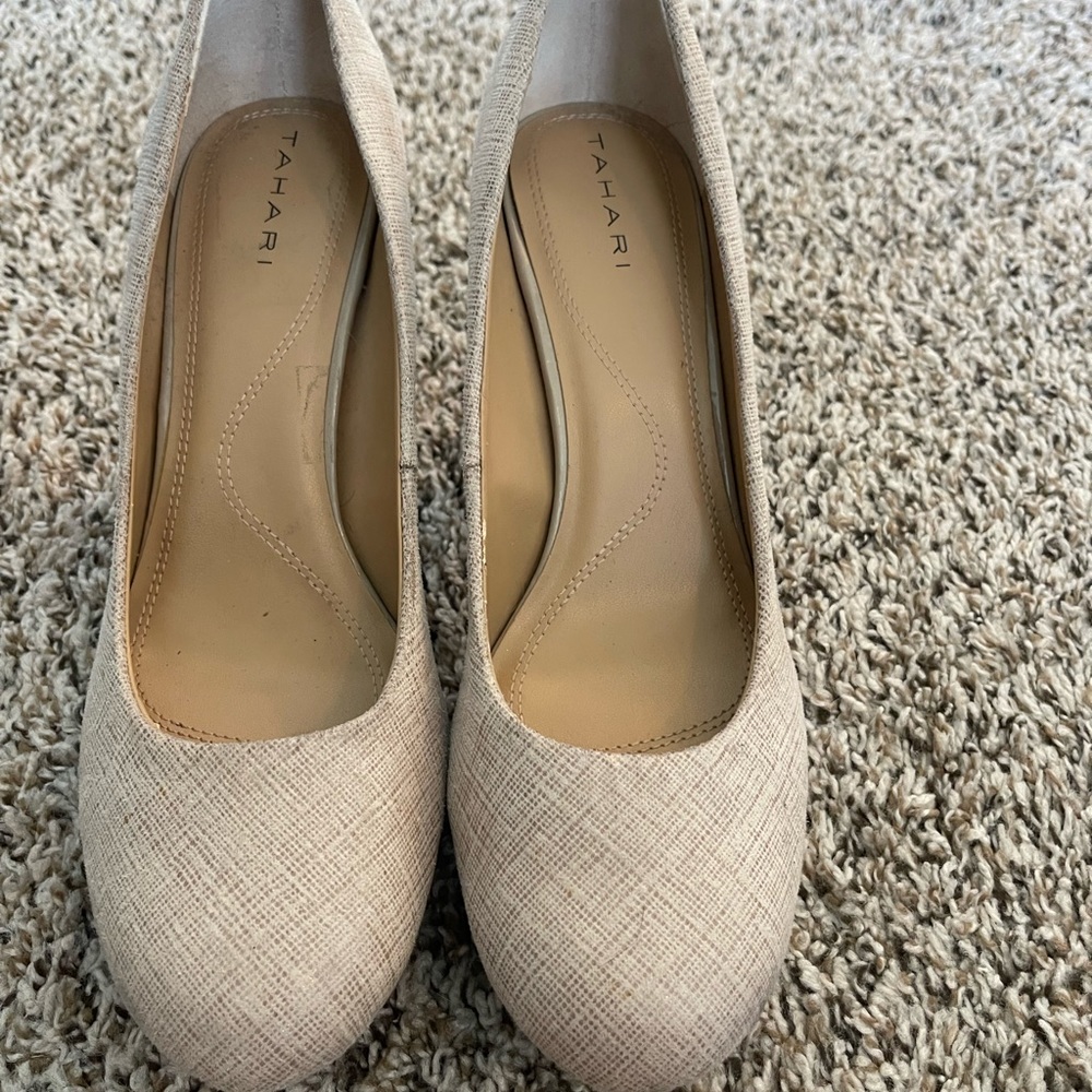 Tahari size 9.5 heels